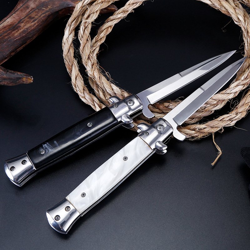 An outdoor cold-guarded camping trip to the mountains with a small knife to fold with a fruit knife