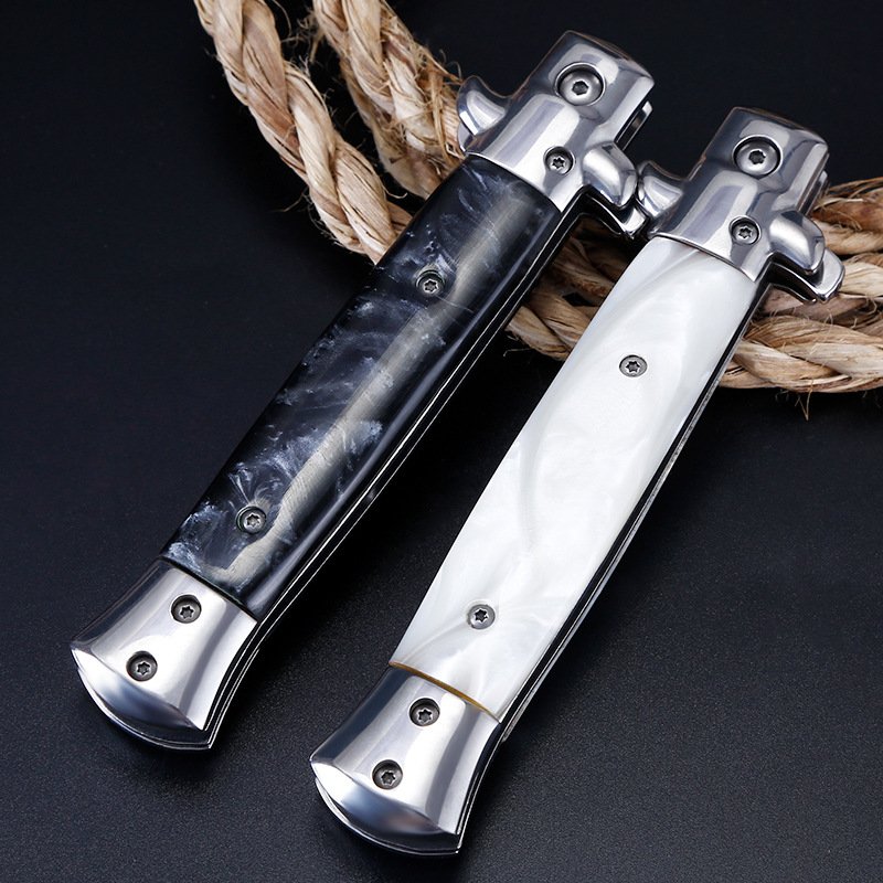 An outdoor cold-guarded camping trip to the mountains with a small knife to fold with a fruit knife