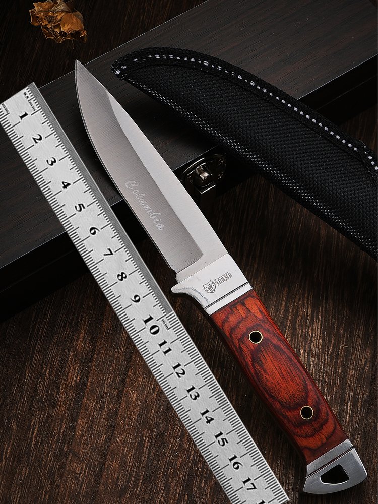 A camper with a knife and a knife to the outside of the camp with a fruit knife and a meat knife to roast and cut