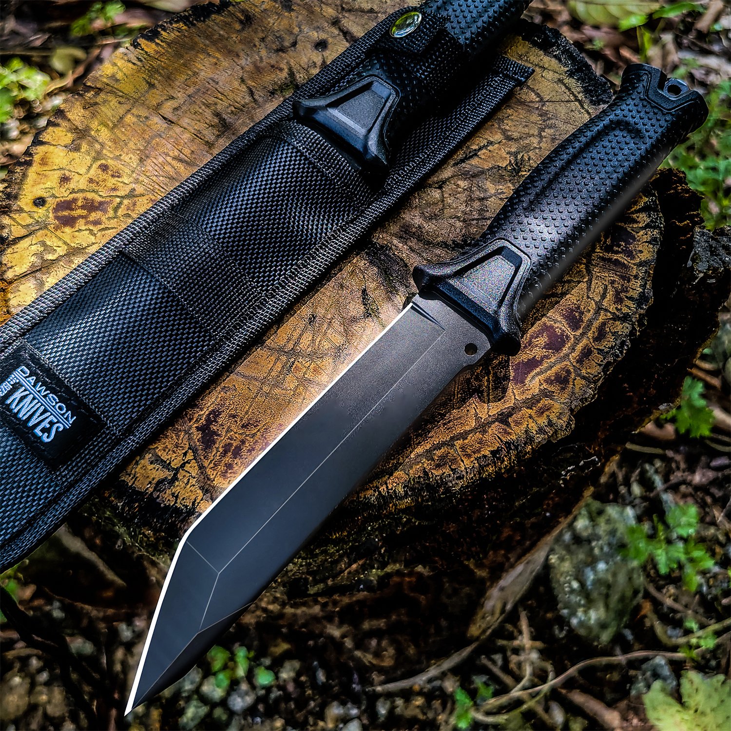 The field camp for outdoor survival uses a lot of knives with a high-strength