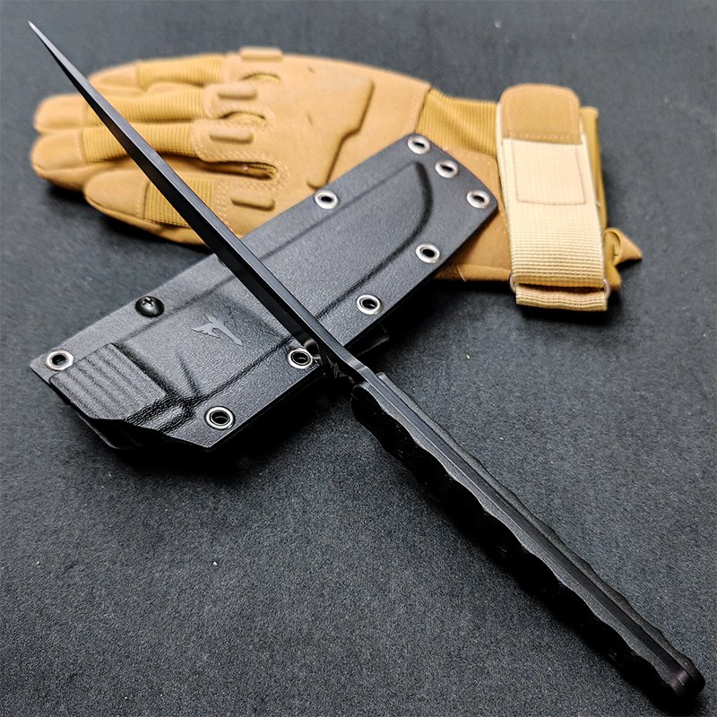 The field camp for outdoor survival uses a lot of knives with a high-strength
