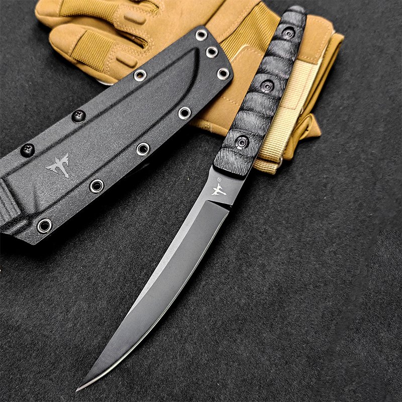 The field camp for outdoor survival uses a lot of knives with a high-strength