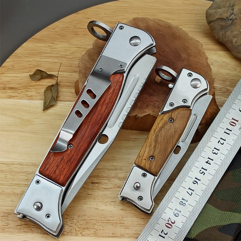 A FOLDING KNIFE WITH A SHARP, HARD FIELDING GEAR