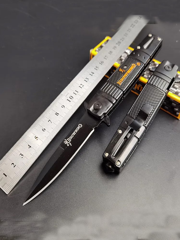 The fruit knife folds in the open and goes out with a field camper with a straight jumper