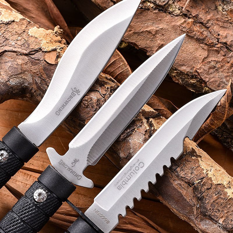 The multifunctional combination of tools carries a knife to the field, a fruit knife to the fisher's house with a knife