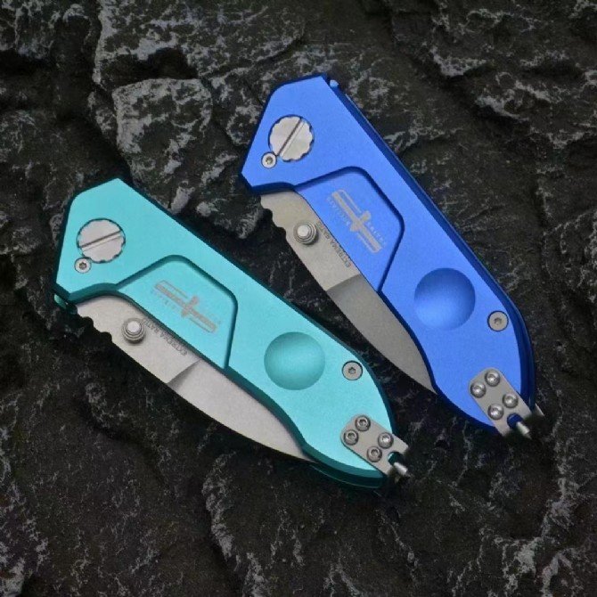 The extreme force camping camping in the mountains with a slashing knife and a fruit knife