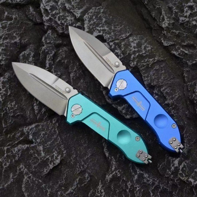 The extreme force camping camping in the mountains with a slashing knife and a fruit knife