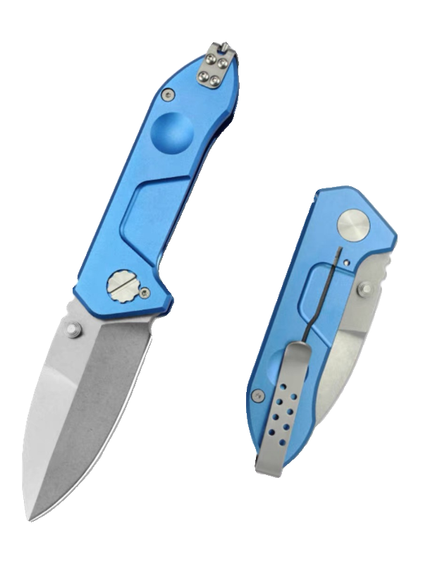 The extreme force camping camping in the mountains with a slashing knife and a fruit knife