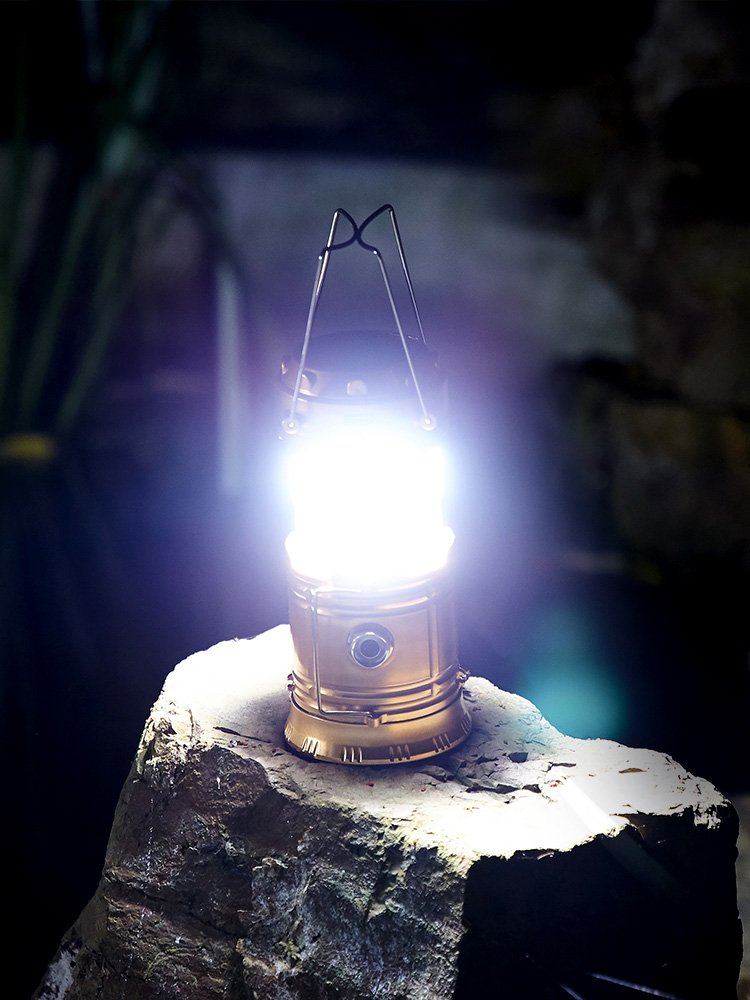 Solar camping lights charged to the outdoor lighting camp tent lights were overlighted and the emergency horse lights were up