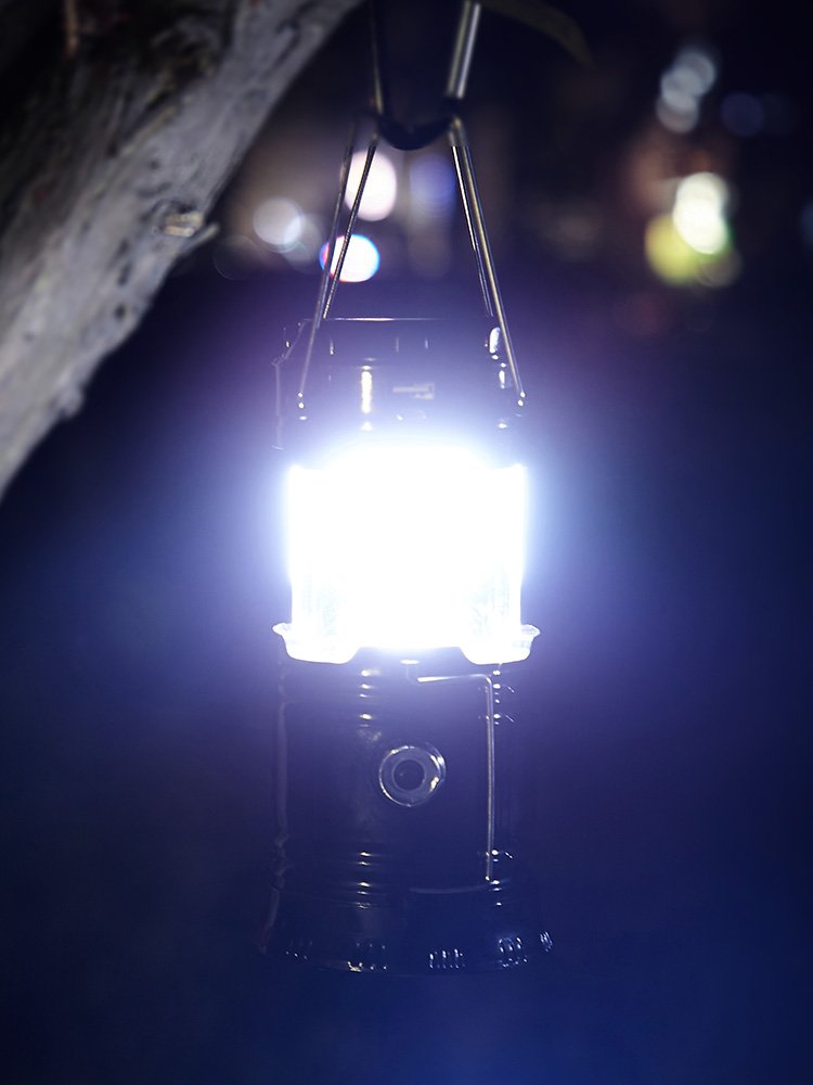 Solar camping lights charged to the outdoor lighting camp tent lights were overlighted and the emergency horse lights were up