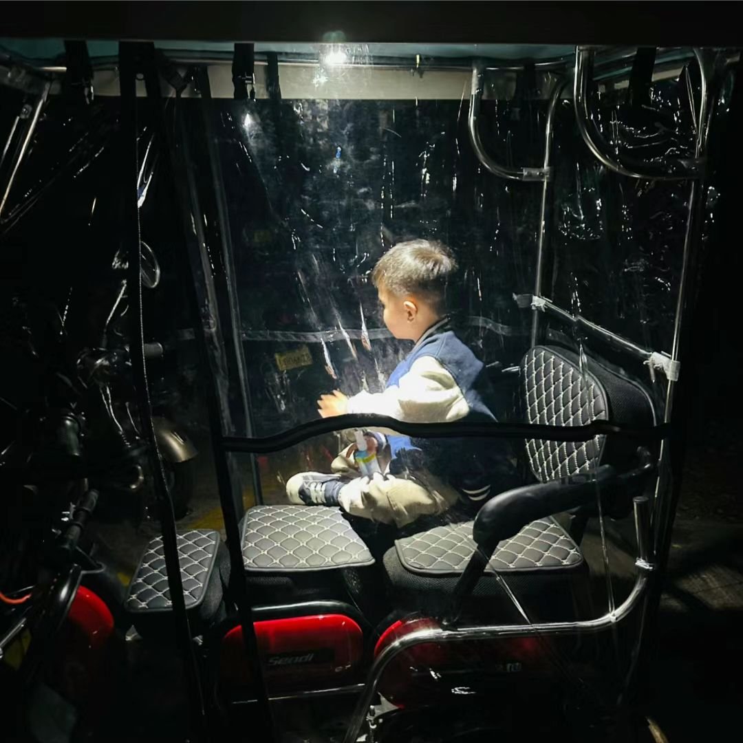 Lighted nightlights in electric tricycles by riding at night to recharging small nightlight batteries