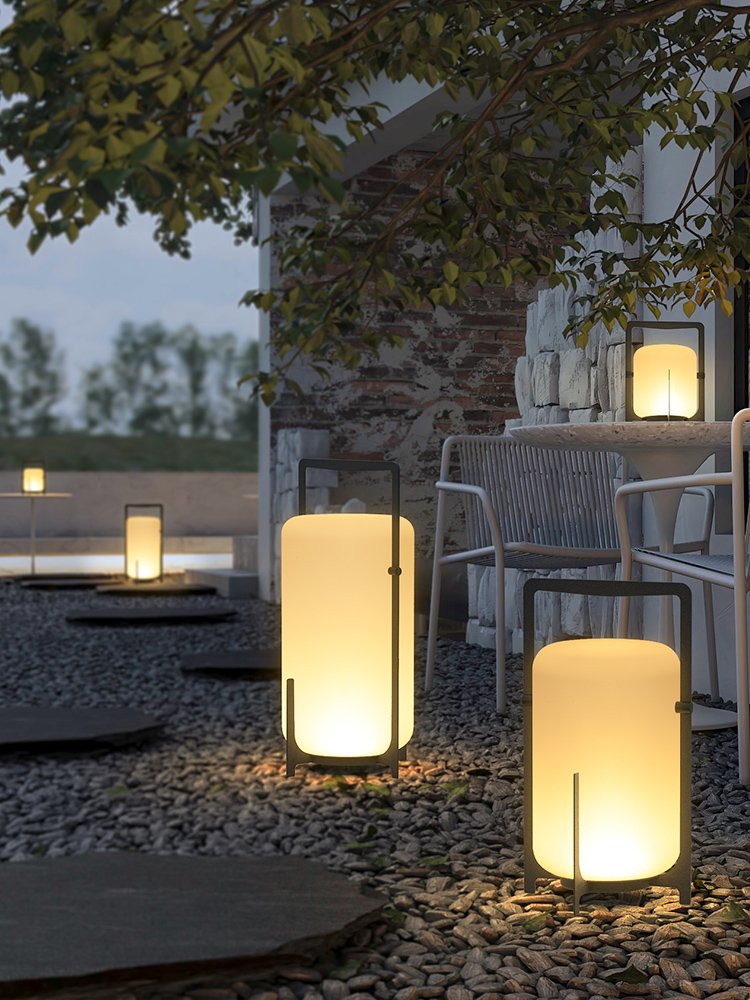 The courtyard solar outdoor light is recharged with a stand-on-camp and a table-light on the watery lawn
