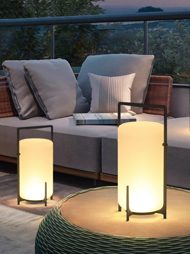 The courtyard solar outdoor light is recharged with a stand-on-camp and a table-light on the watery lawn
