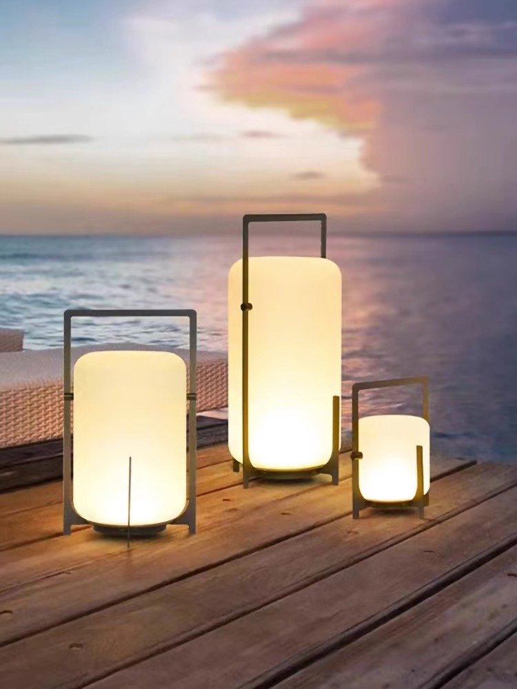 The courtyard solar outdoor light is recharged with a stand-on-camp and a table-light on the watery lawn