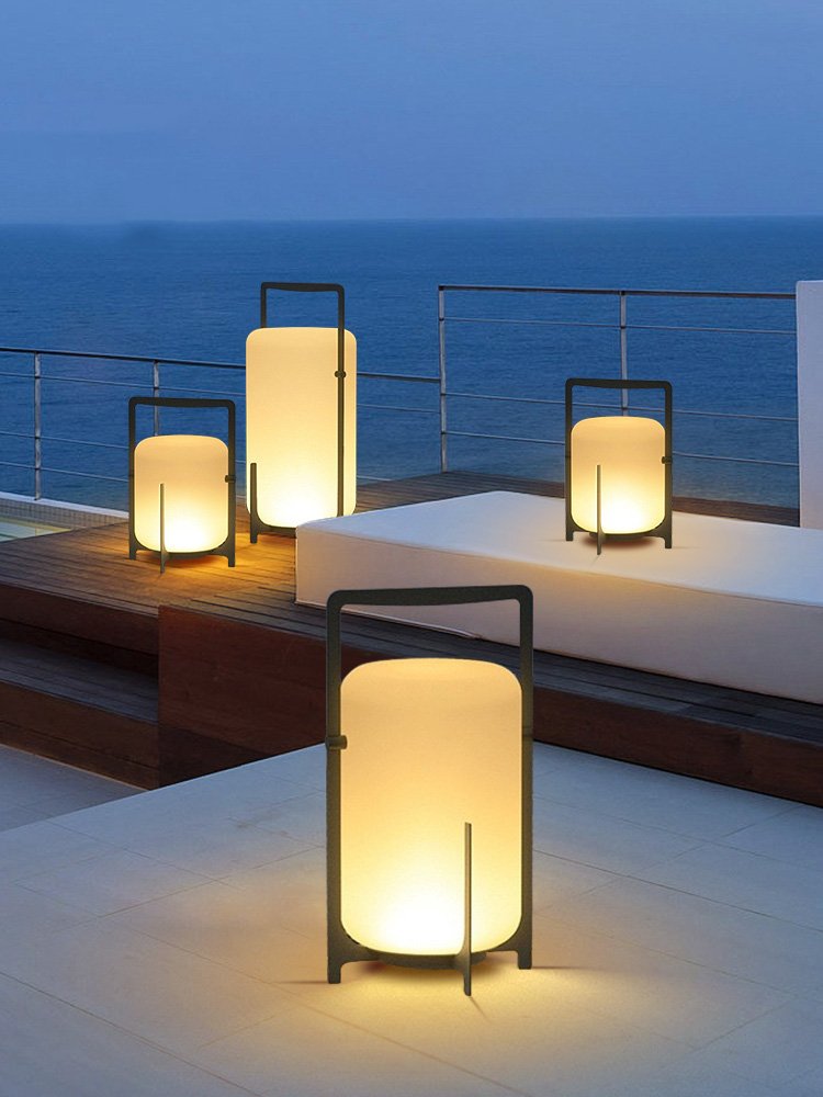 The courtyard solar outdoor light is recharged with a stand-on-camp and a table-light on the watery lawn