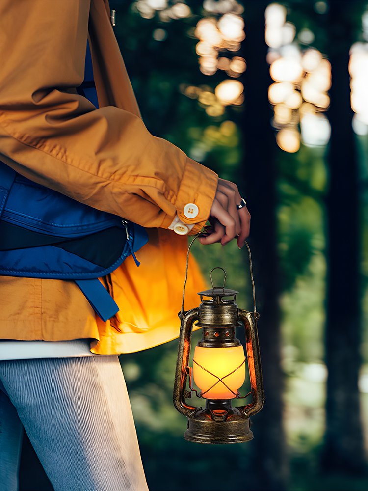 Camplights for outdoor camping were restored to the gumar light atmosphere and the light was recharged with a long-lived kerosene lamp