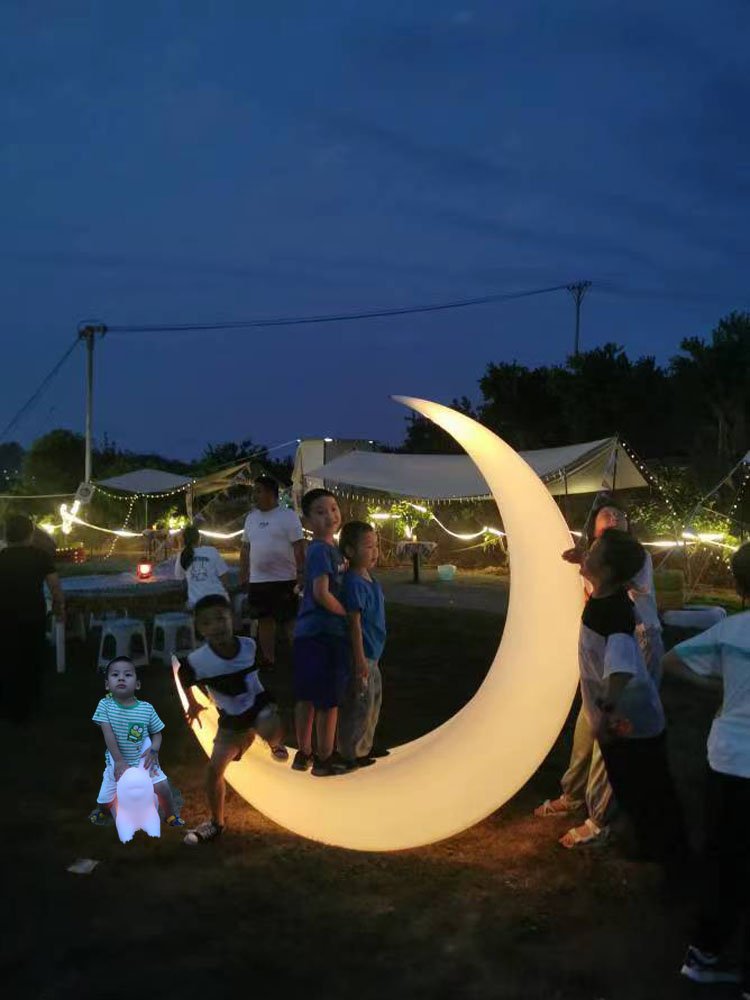 A large lunar lunar light on the outdoors
