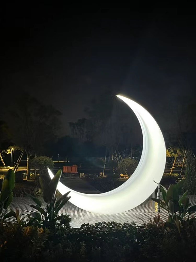 A large lunar lunar light on the outdoors