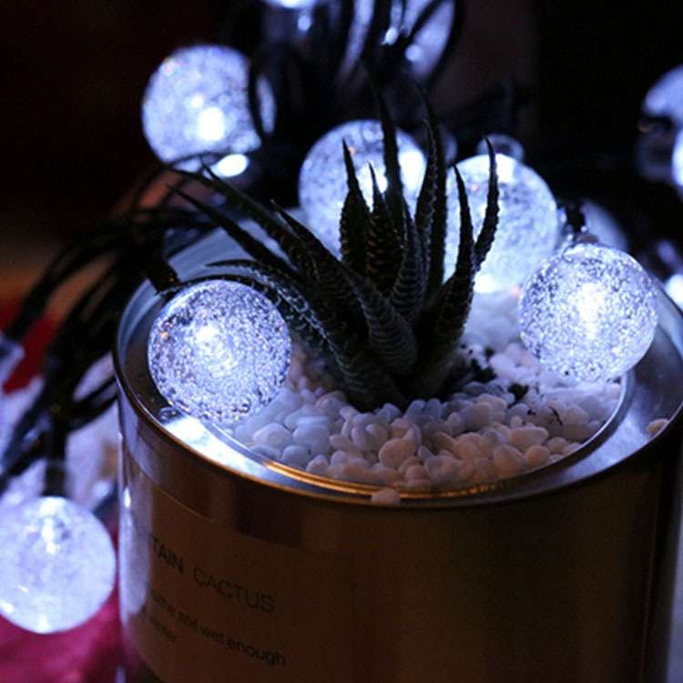 LED SOLAR OUTDOOR LIGHTS IN THE COURTYARD USED A BUBBLE LIGHT TO TIE UP THE AIR-PROOF CAMPING TENT WITH A COLORED LIGHT.