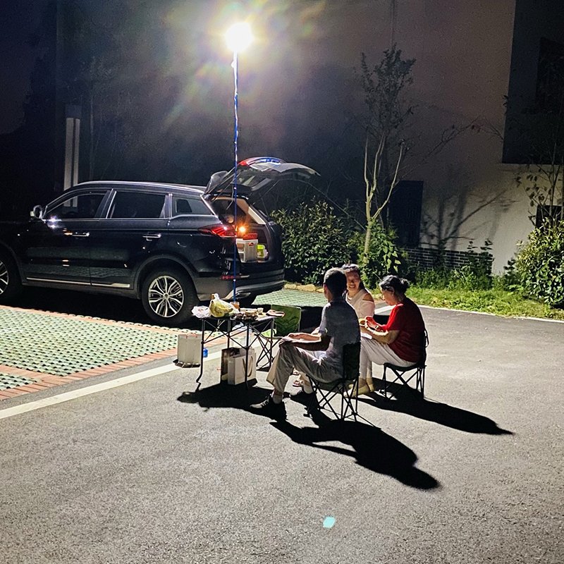 LED CAMPING CAMP LIGHTS WERE SUPER-LIGHTED OUTDOORS, AND THE CAR-BORNE STREETLIGHTS WERE USED FOR EMERGENCY FISHING