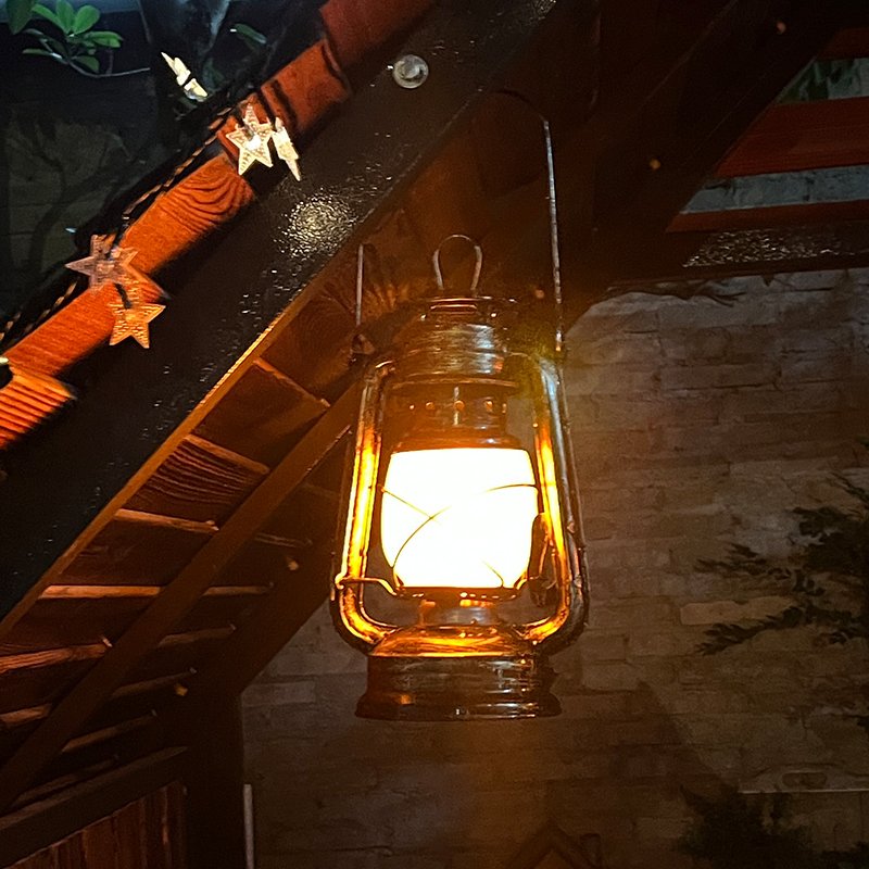 Camp lights were recharged outdoors to refuel the Guma light desktop lamp, and the camp lights were extended over time