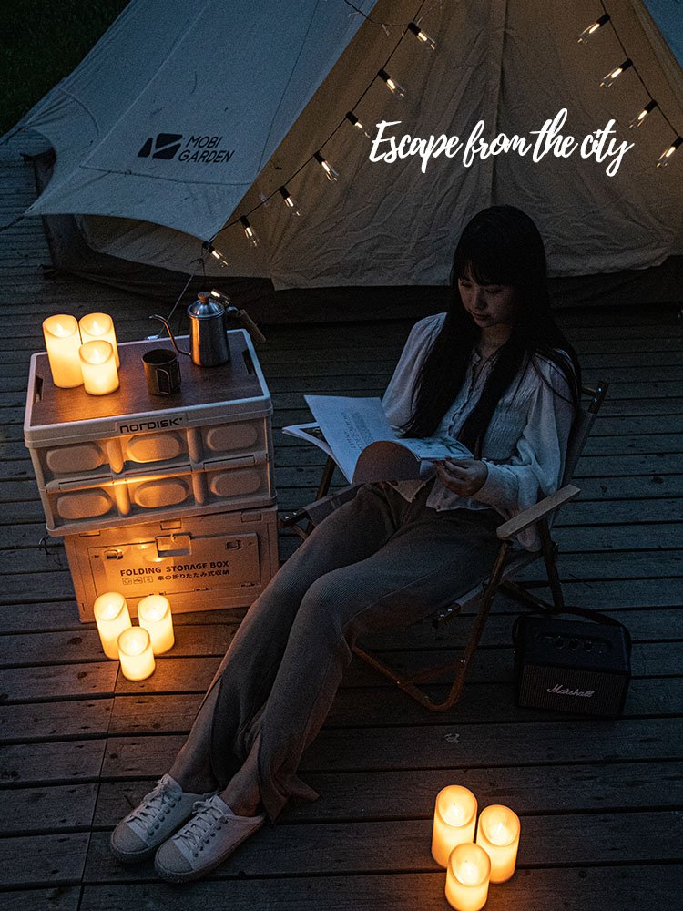 A ROMANTIC BATTERY FOR THE BIRTHDAY OF THE OUTDOOR CAMPER CAMPING TENT DECORATED WITH LED ELECTRONIC CANDLELIGHTS