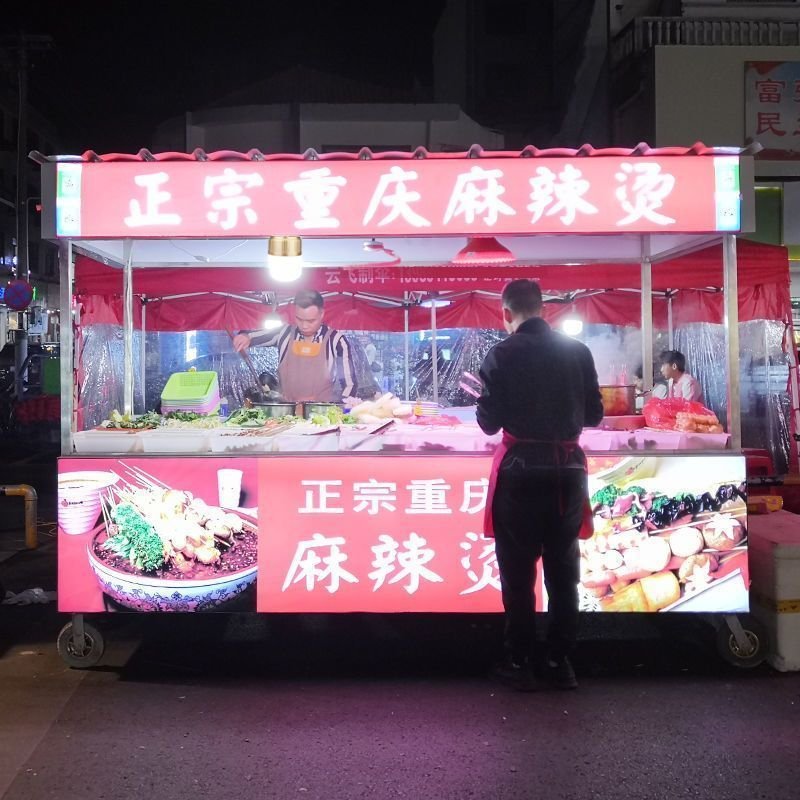 THE NEW BOSS OVERLIGHTED THE LED-CHARGED LIGHT BULB OUTSIDE THE WATERPROOF NIGHT MARKET LIGHT STAND TO LIGHT THE ELECTRIC OUTAGE EMERGENCY WIRELESS COW