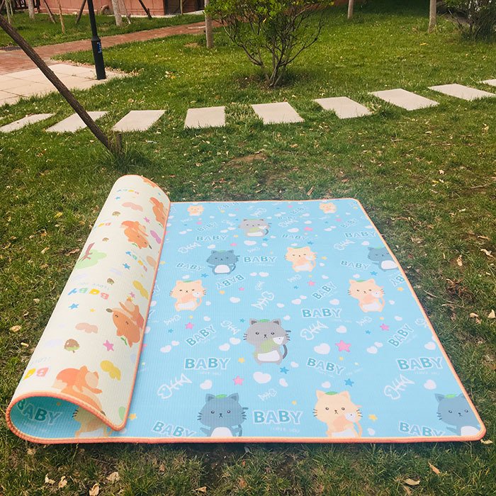 Outdoor camping with a thick tide-proof picnic pad with an easy-to-cool sand beach tent pad