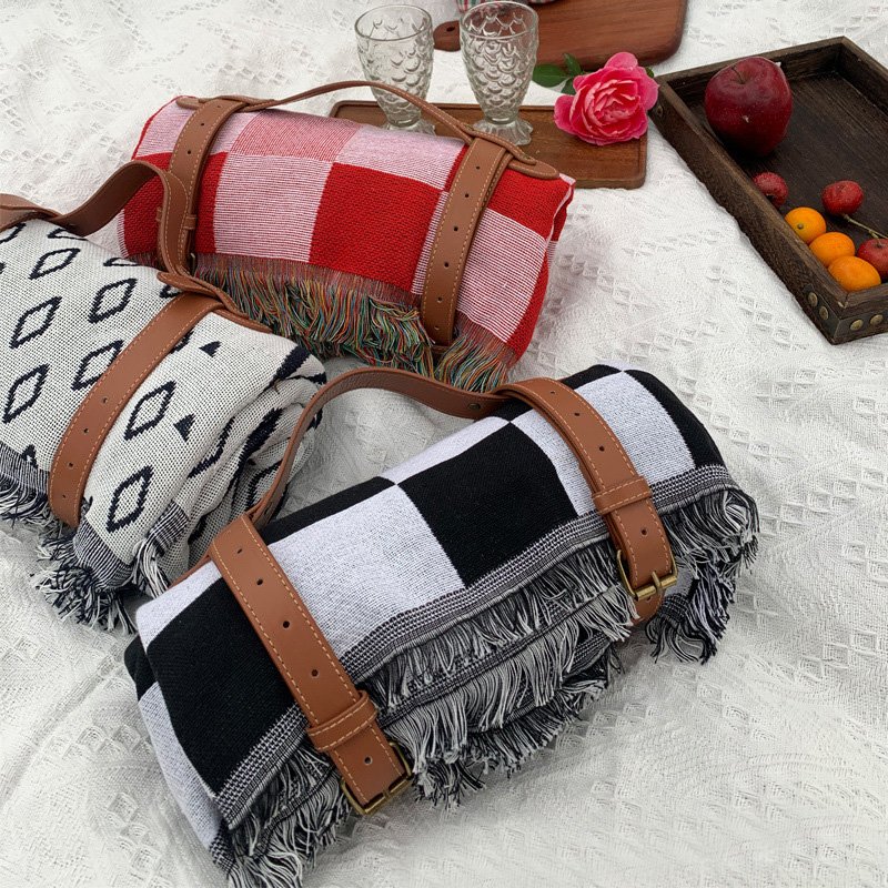 the picnic mats spread over mia's outdoor beach, thickened desktops, and grass-grass blankets