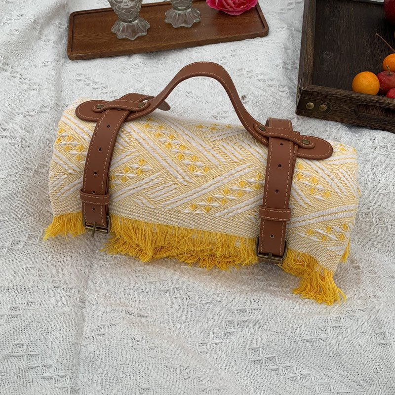 the picnic mats spread over mia's outdoor beach, thickened desktops, and grass-grass blankets