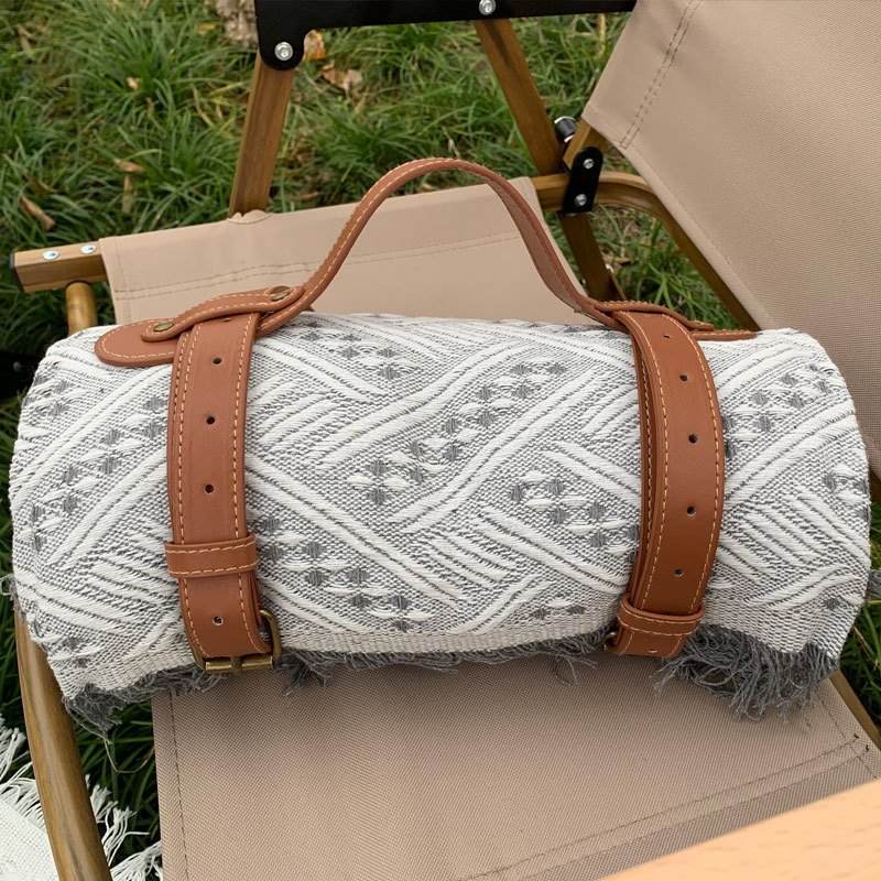 the picnic mats spread over mia's outdoor beach, thickened desktops, and grass-grass blankets