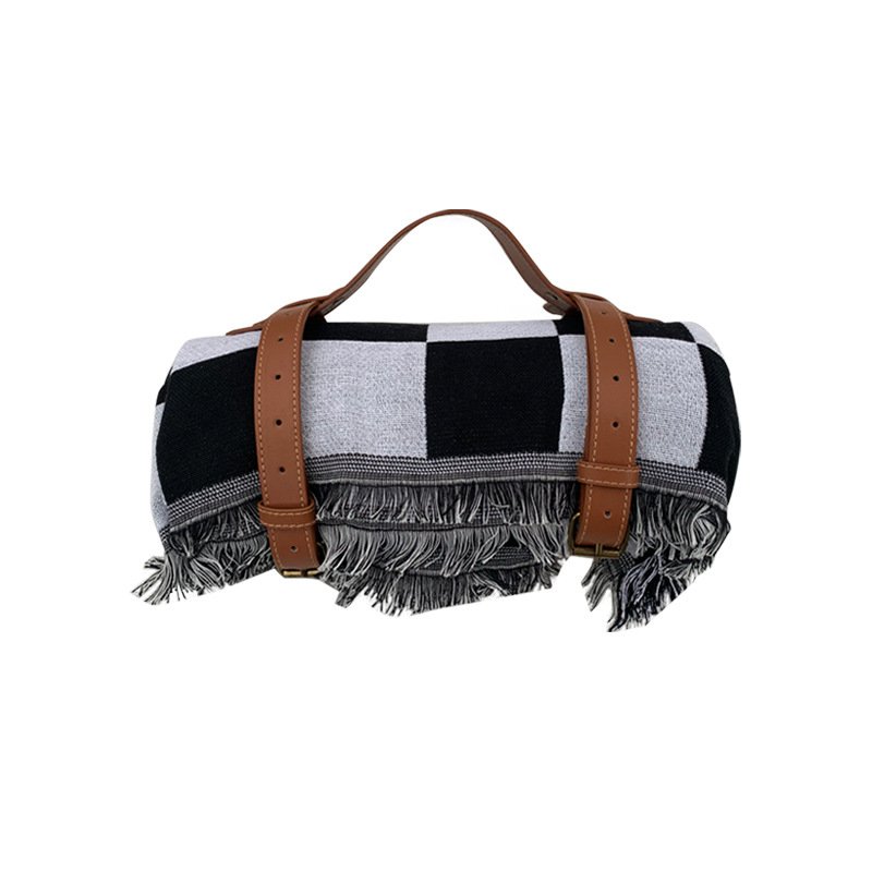 the picnic mats spread over mia's outdoor beach, thickened desktops, and grass-grass blankets