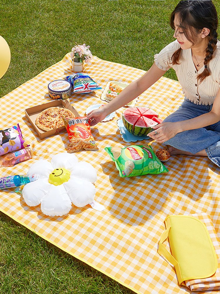 the picnic mats are outdoor waterproof and damp-proof, and the spring field pads are for the picnics