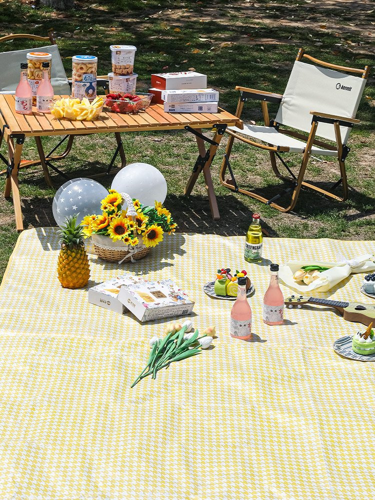 Outdoor picnic mats thickened and folded with water-protected beach camping and springing tent pads