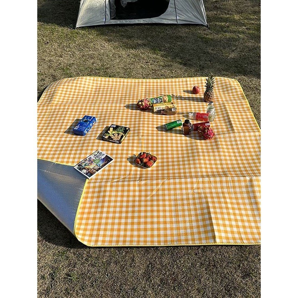 A picnic pad with a thick outdoor cooking camp camp tent with a spring-seat-protected lawn mat
