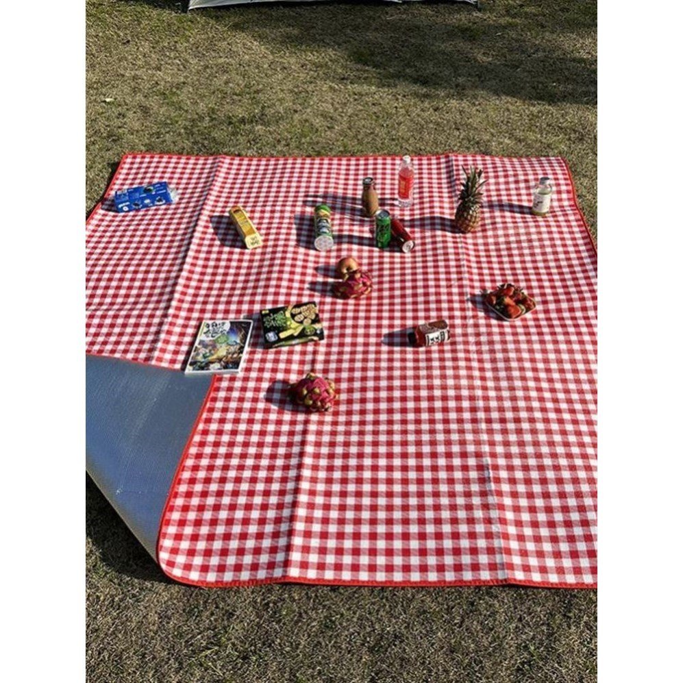 A picnic pad with a thick outdoor cooking camp camp tent with a spring-seat-protected lawn mat