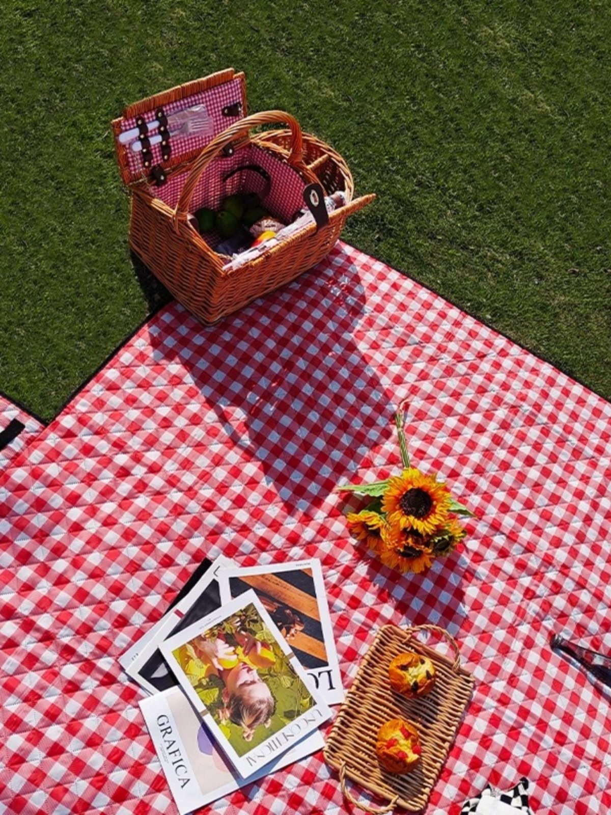 The outdoor camping picnic pads take pictures of red and white and thick grass floor pads for the spring, ultrasound-proof beach