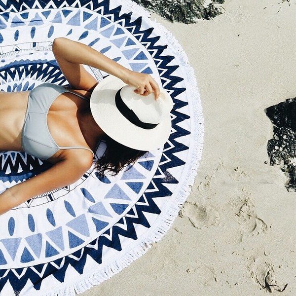 Outside of the sea, ungodly instruments carry sand-proof picnic mats and mats, camping on tide-proof beach mats
