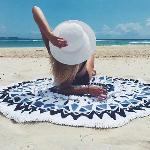 Outside of the sea, ungodly instruments carry sand-proof picnic mats and mats, camping on tide-proof beach mats