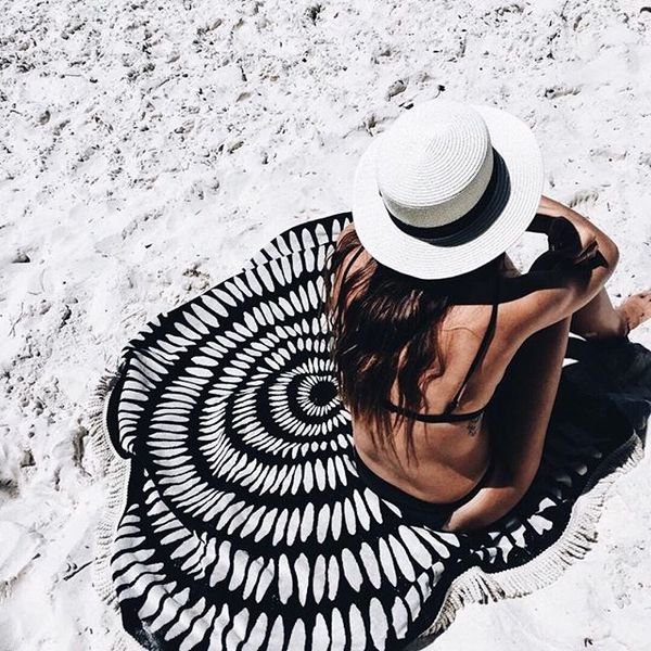 Outside of the sea, ungodly instruments carry sand-proof picnic mats and mats, camping on tide-proof beach mats