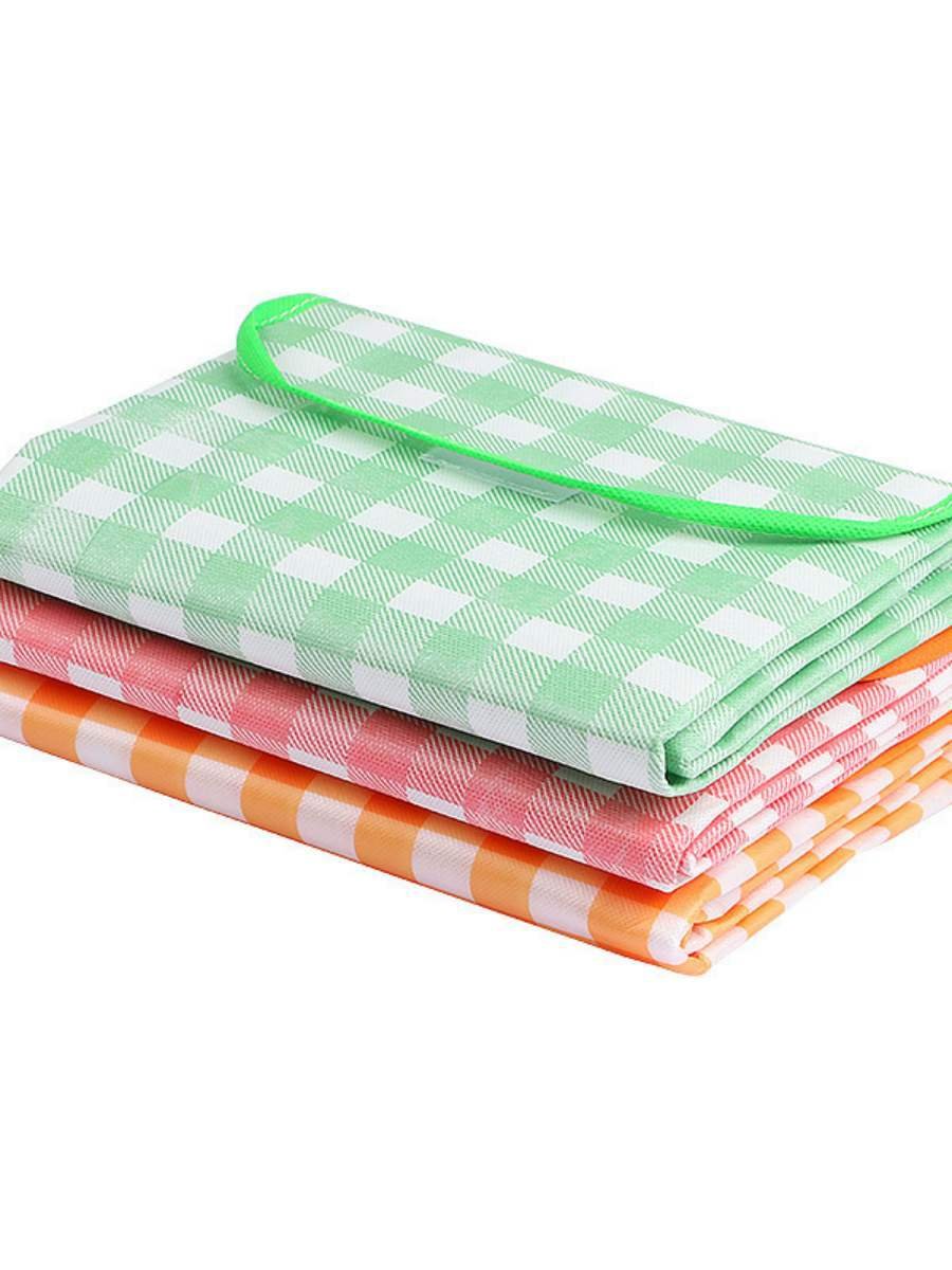 A picnic mat for outdoor waterproofing and unwieldy rags to fold the camping and camping picnic sheets