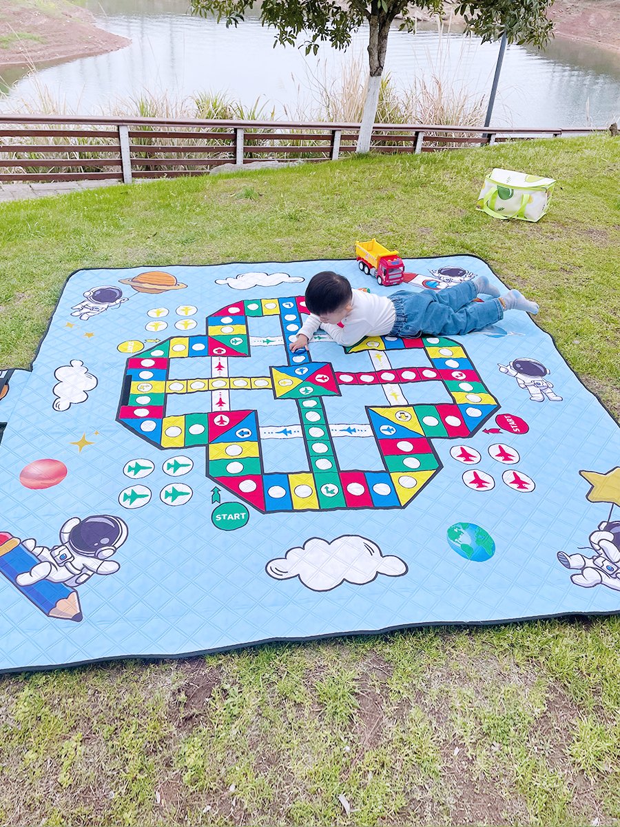 A picnic pad with a hotbed and a large off-site pad allows for camping with a spring seating pad