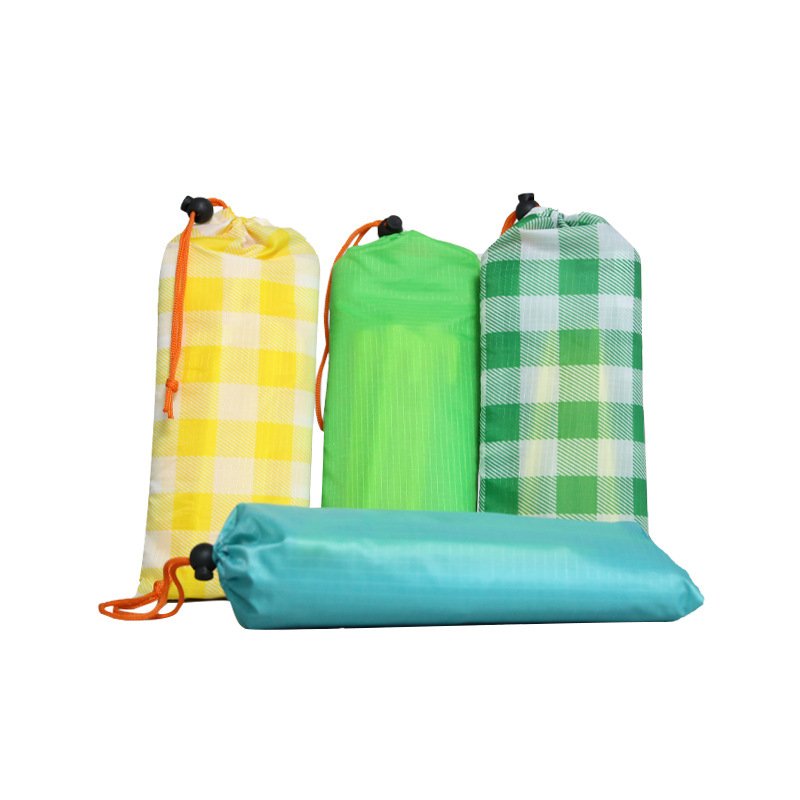 Pocket picnic mats, spring picnics, outdoor cooking and tide-proof park camping tents on the beach
