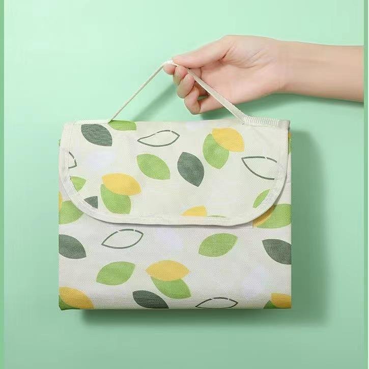 A picnic pad with a thick outdoor lawn camping and waterproofing, and a spring trip to fold up the kitchen mattress