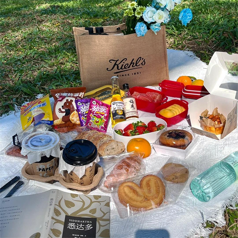the picnic mats, the white spring outdoor camping, the french beach carpets, were thickened and taken with a very high-level hand