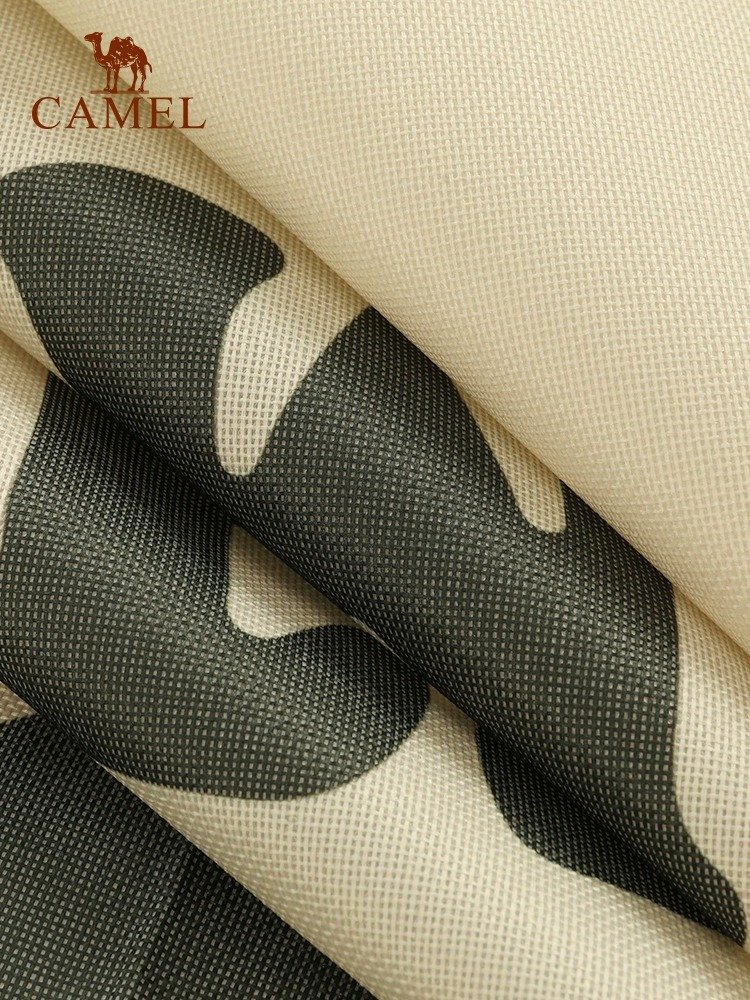 Outdoor picnic mats and damp-proof mats on the lawn