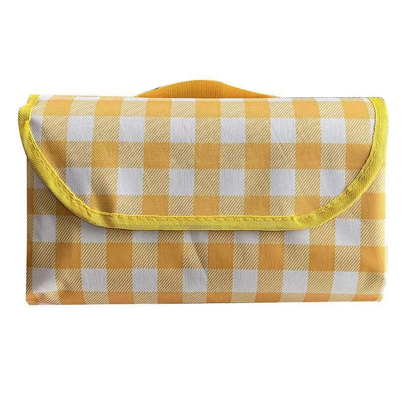 Outdoor picnic pads and well-camped tarpaulins allow for the folding of wild cooker pads on the spring beach