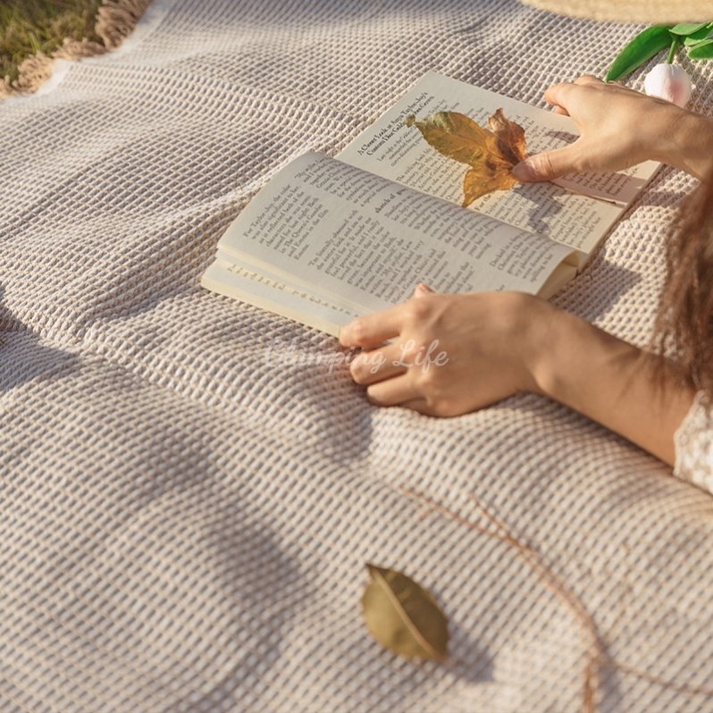 a picnic pad with a hot-wielding ins-spring picnic plaque and a beach mat