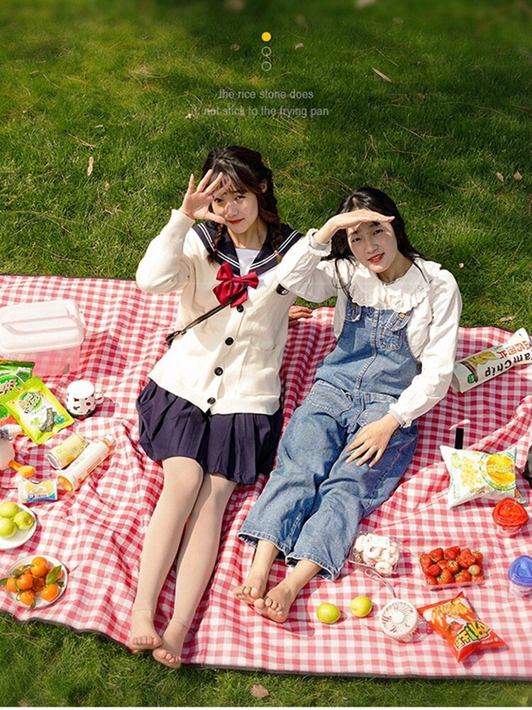 The outdoor picnic mats, the red-winded lawn mats of the Damp Camp, can be folded with thick water