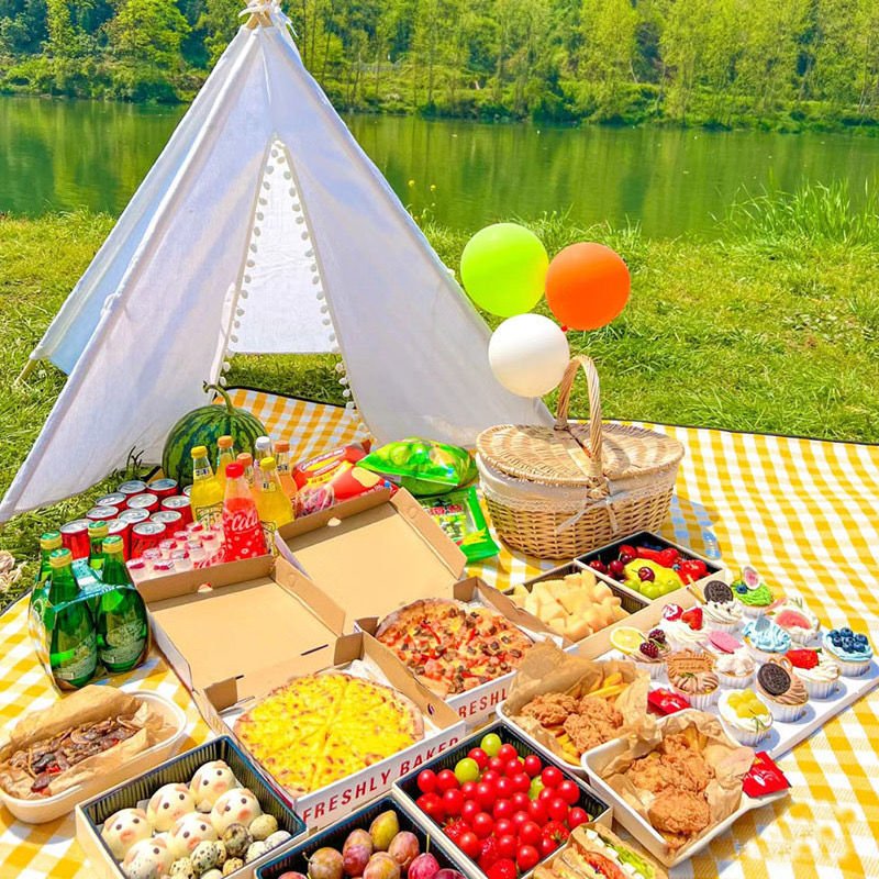 The picnic pads are flood-proof outdoor camping, and water-proof and well-cooked field tent autumn mat